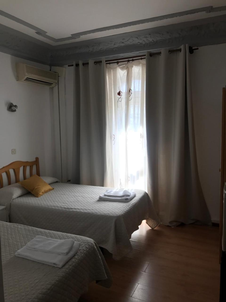 Hostal Trevinca มาดริด ภายนอก รูปภาพ