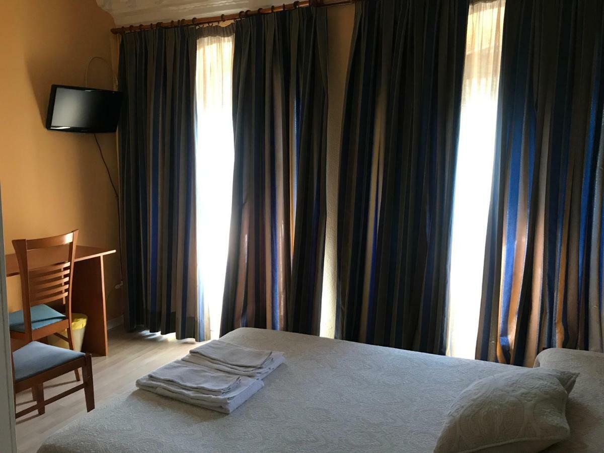 Hostal Trevinca มาดริด ภายนอก รูปภาพ
